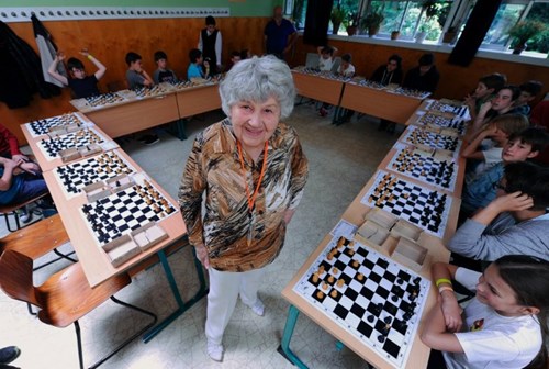 Cụ bà 87 tuổi lập kỷ lục chơi 13.600 ván cờ trong 1 ngày