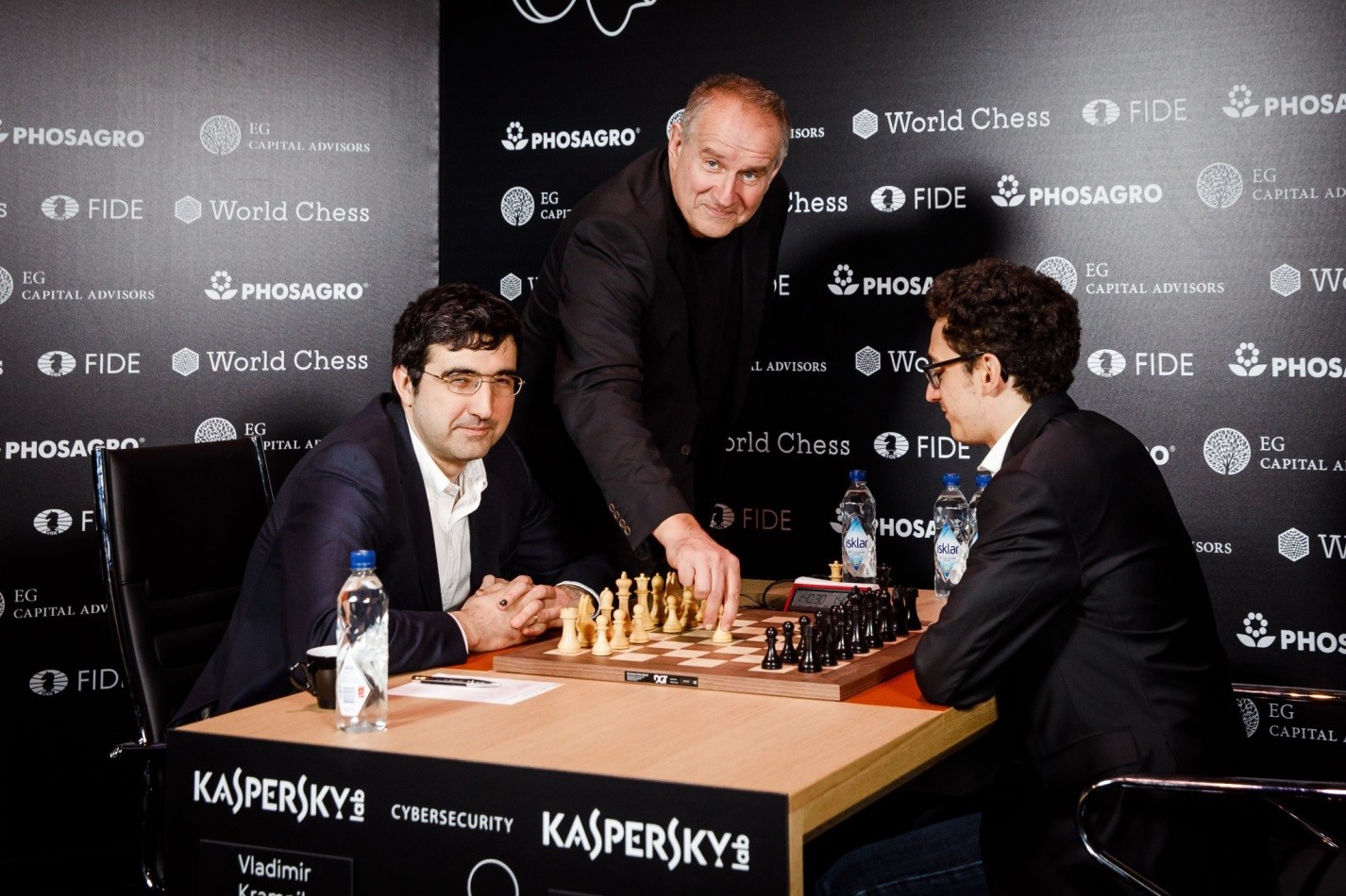 GM-Vladimir-Kramnik-c-m-tr-ng-g-p-GM-Fabiano-Caruana-t-i-v-ng-4-gi-i-Candidates-2018.jpg